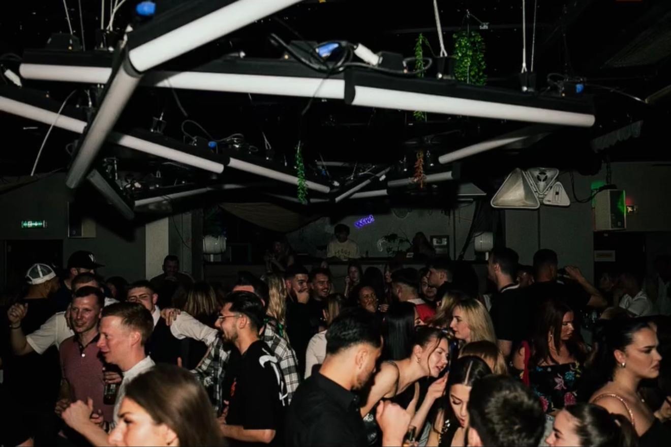 Volle Crowd im Club, Hände in der Luft